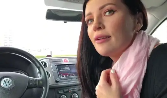 In the car, the brunette opened her mouth and gives a blowjob to a friend, taking his sperm